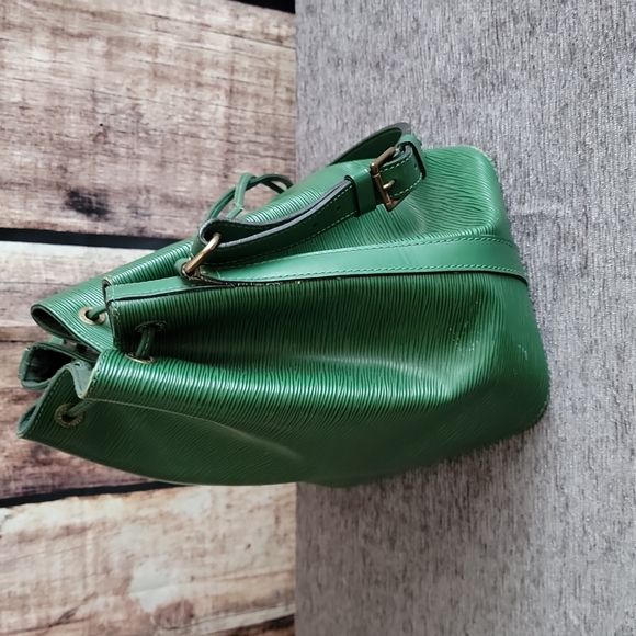 Authentic Louis Vuitton Green Noe MM - Picture 4 of 10